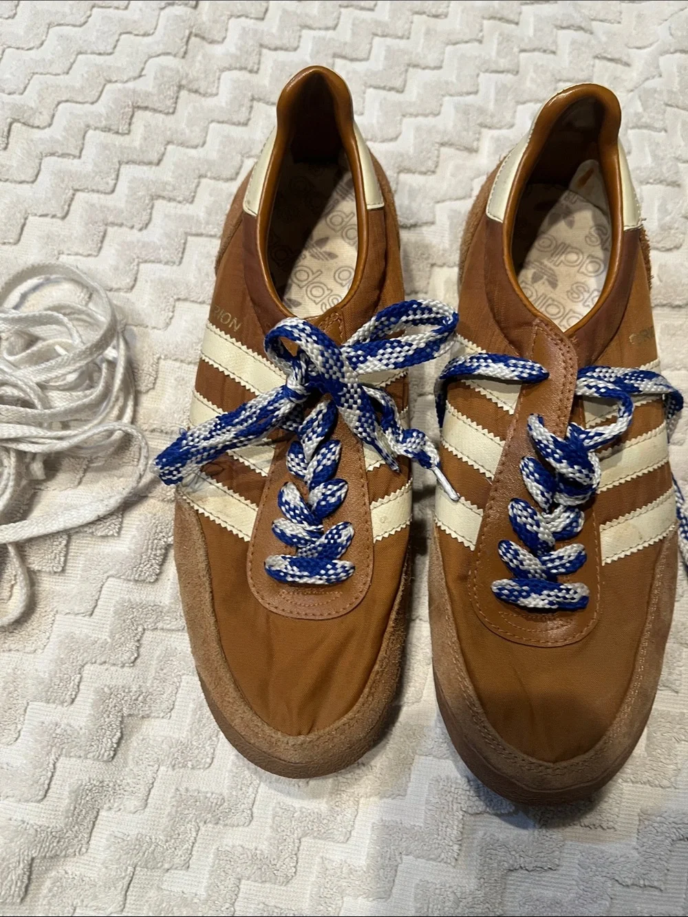 Adidas vintage tennis shoes